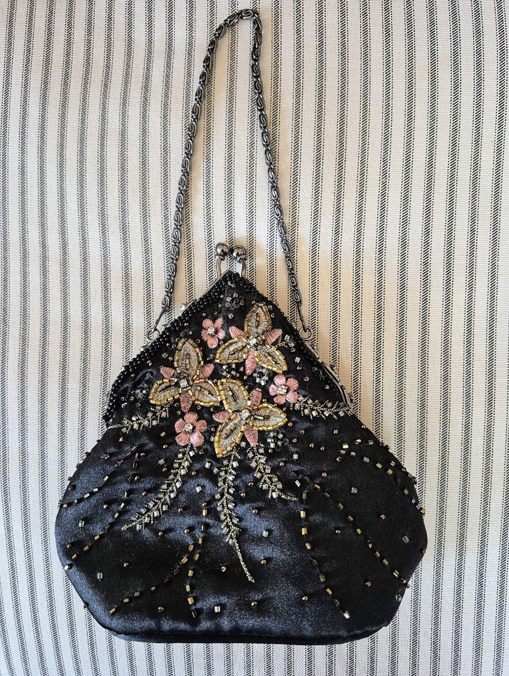Elegant Black Beaded Evening Bag with Floral Embellishment